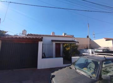 Casa · 120m² · 4 Ambientes · 1 Cochera · Casa en Venta Bº Alberdi
