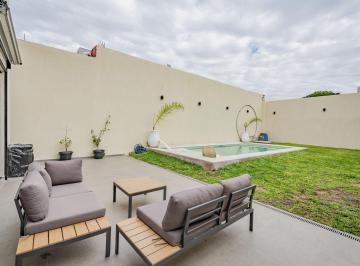 Casa · 210m² · 5 Ambientes · Venta Casa 5 Amb a Estrenar C/pileta - Aldo Bonzi