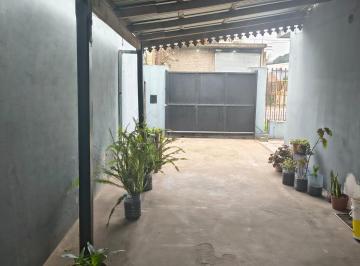 Casa · 126m² · 3 Ambientes · 1 Cochera · Casa de 3 Ambientes Luminosa con Fondo y Garage