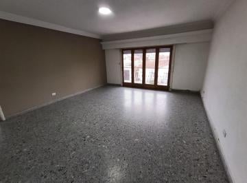 Casa · 180m² · 4 Ambientes · 1 Cochera · Chalet 4 Ambientes