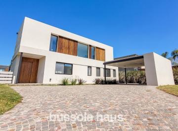 Casa · 210m² · 6 Ambientes · 5 Cocheras · Casa en Venta 6 Ambientes con Pileta Barrio Vistas Puertos Escobar