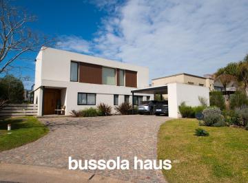 Casa · 210m² · 6 Ambientes · 5 Cocheras · Casa en Venta 6 Ambientes con Pileta Barrio Vistas Puertos Escobar