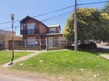 Casa · 209m² · 4 Ambientes · 1 Cochera · Venta Casa - Pileta - Local Oportunidad en Baigorria
