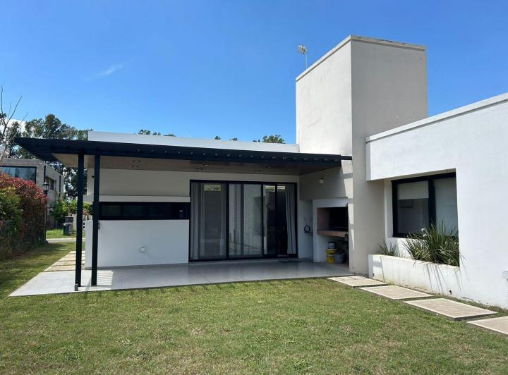Casa · 90m² · 3 Ambientes · 2 Cocheras