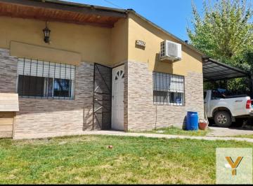 Casa · 98m² · 3 Dormitorios · 1 Cochera · Casa en Venta - 3 Dorm. 1 Baño - Cochera - 450 m² - Mariano Acosta, Merlo