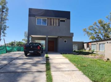 Casa · 471m² · 4 Ambientes · 2 Cocheras · Casa en Venta 4 Ambientes Alvarez del Bosque, Moreno