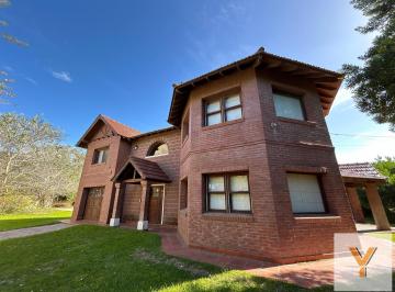 Casa · 244m² · 5 Ambientes · Casa en Venta - 4 Dorm. 3 Baños - Villa Gesell