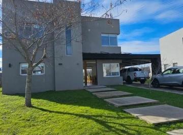 Casa · 210m² · 4 Ambientes · 3 Cocheras · Casa en San Matias