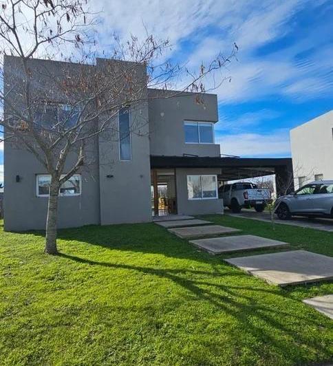 Casa · 210m² · 4 Ambientes · 3 Cocheras