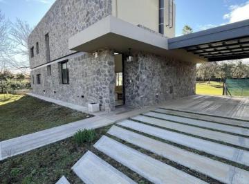 Casa · 236m² · 5 Ambientes · 1 Cochera · Casa en Venta - 2 Dorm. 3 Baños - Córdoba