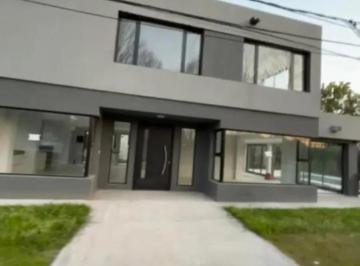 Casa · 200m² · 5 Ambientes · 2 Cocheras · Casa en Alquiler - 4 Dorm. 4 Baños - 455 m² - Canning