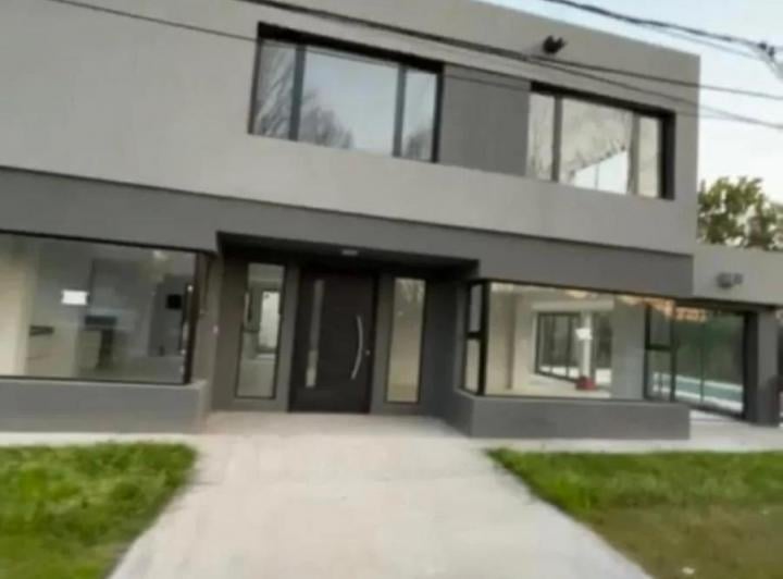 Casa · 200m² · 5 Ambientes · 2 Cocheras