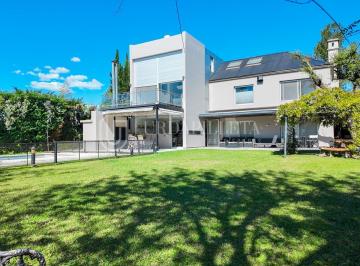 Casa · 293m² · 7 Ambientes · 4 Cocheras · Casa en Venta en Galapagos