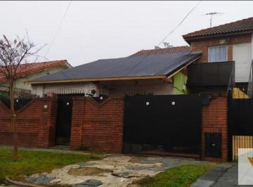 Casa · 140m² · 4 Ambientes · 1 Cochera · Casa en Venta - 3 Dorm. 3 Baños 1 Cochera - 170 m² - Hurlingham