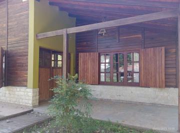 Casa · 250m² · 6 Ambientes · 1 Cochera - MARIANA JAIME - SERVICIOS INMOBILIARIOS · Vende Cabaña de 3 Dorm., en Villa Parque, Valle de Calamuchita