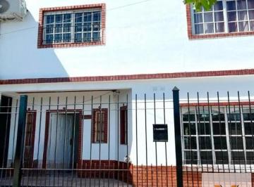 Casa · 200m² · 5 Ambientes · 3 Cocheras · Casa en Venta - 4 Dorm. 2 Baños - Cochera - 400 m² - Merlo