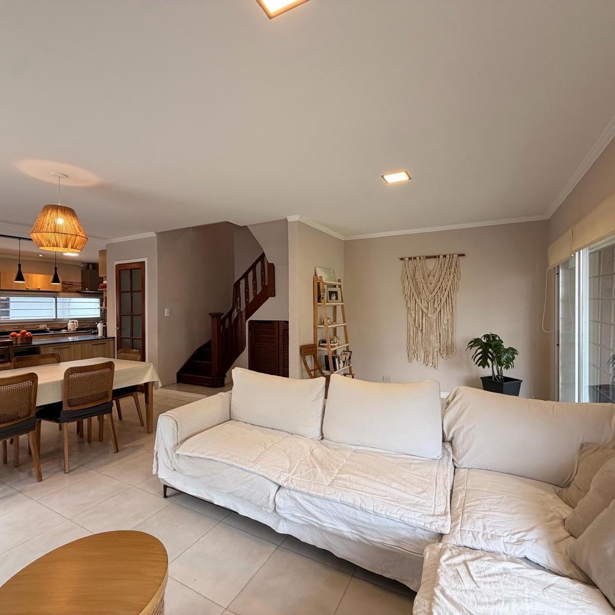 Casa moderna 4 amb, 300m² en Barrio Constitución con quincho y 2 cocheras