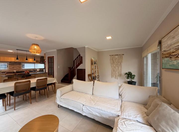 Casa · 220m² · 4 Ambientes · 2 Cocheras