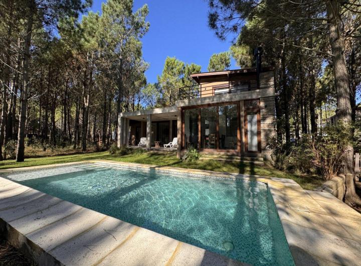 Casa · 211m² · 5 Ambientes · 2 Cocheras