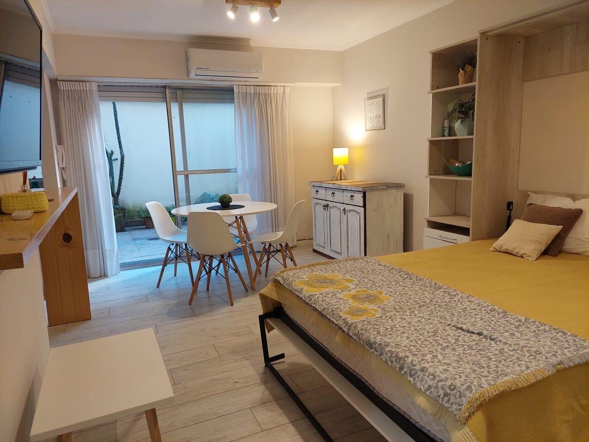 Alquiler por 24 meses mono ambiente reciclado íntegramente! Consta de una cama, cocina separada por barra desayunadora. Baño completo. Patio.
