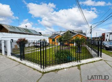 Casa de 5 ambientes, Ushuaia · Casa C/ Cochera + 2 Departamentos en Venta, en Kuanip Esquina Lapataia