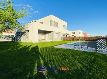 Casa · 110m² · 4 Ambientes · 4 Cocheras · Casa en Venta en Santa Guadalupe, Pilar del Este