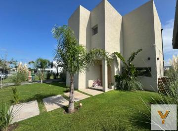 Casa · 200m² · 4 Ambientes · 2 Cocheras · Casa en Venta - 3 Dorm. 3 Baños - Cocheras - 700 m² - Pilar
