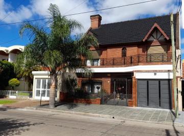 Casa · 250m² · 6 Ambientes · 3 Cocheras · Casa en Venta - 4 Dorm. 3 Baños - Cochera - 300 m² - Ramos Mejía