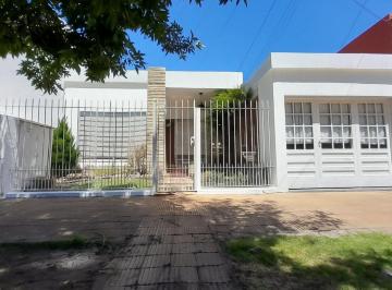 Casa · 125m² · 3 Ambientes · 1 Cochera · Venta Casa 3 Amb Villa Luzuriaga Acepta Permuta