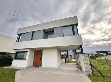 Casa · 190m² · 4 Ambientes · 1 Cochera · Casa - Rumencó Joven