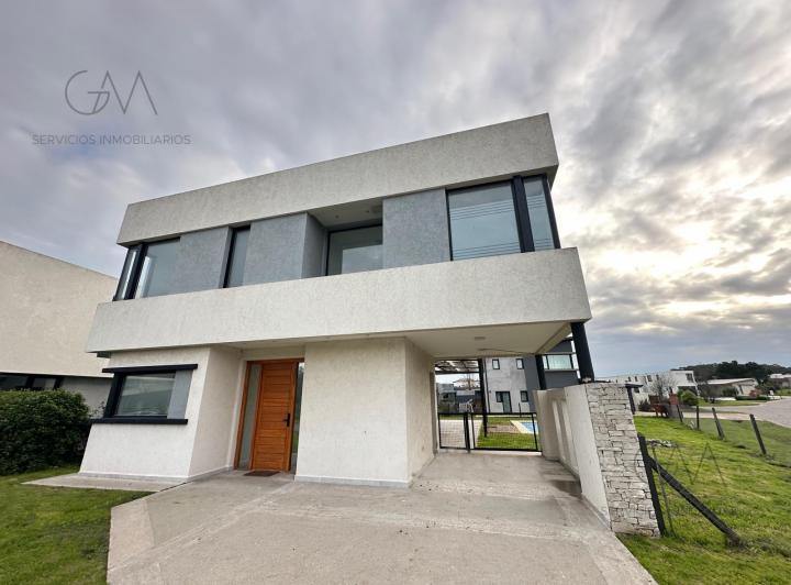 Casa · 190m² · 4 Ambientes · 1 Cochera