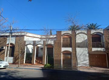 Casa · 205m² · 6 Ambientes · 1 Cochera · Casa en Centro
