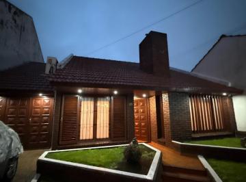 Casa · 140m² · 4 Ambientes · 2 Cocheras · Chalet en Punta Mogotes