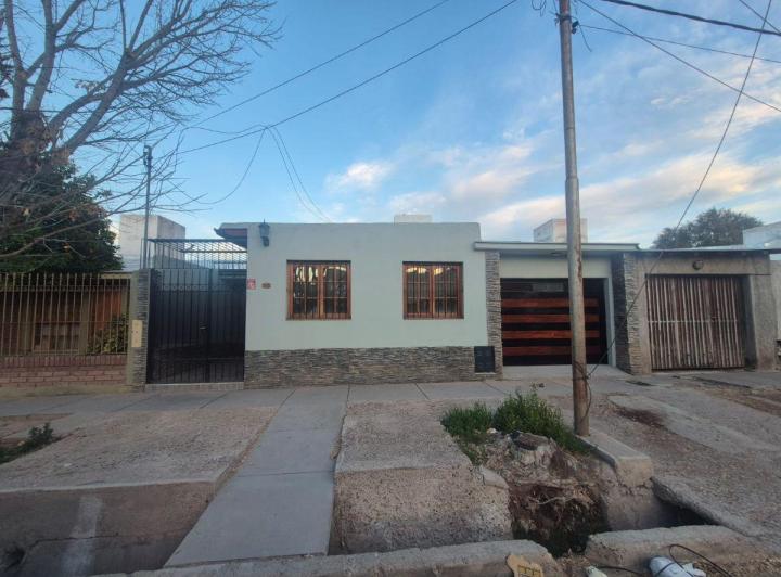 Casa · 85m² · 5 Ambientes · 2 Cocheras