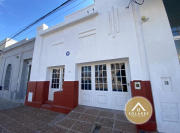 Casa de 4 ambientes, Esperanza · Casa en Pleno Centro de La Ciudad