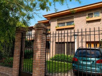 Casa · 250m² · 6 Ambientes · 3 Cocheras · Exclusiva Casa de 4 Ambientes con Pileta en El Tradicional Barrio Inglés de Hurlingham | 250 m² Cons