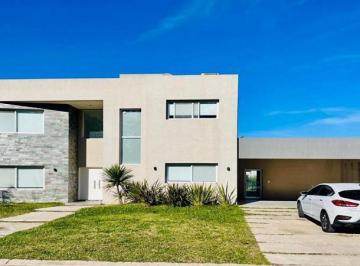 Casa · 220m² · 5 Ambientes · 2 Cocheras · Casa de 5 Ambientes en Alquiler en Barrio Santa Inés. Canning, Esteban Echeverría.