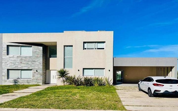 Casa · 220m² · 5 Ambientes · 2 Cocheras