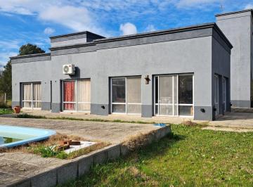 Casa · 299m² · 6 Ambientes · 1 Cochera · Moderna Casa en Venta Sobre Lote de 2434 m²