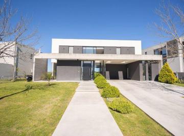 Casa · 244m² · 7 Ambientes · Venta Casa de 7 Ambientes en El Canton B. Puerto