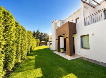 Casa · 450m² · 5 Ambientes · 2 Cocheras · Venta Chacras de Coria