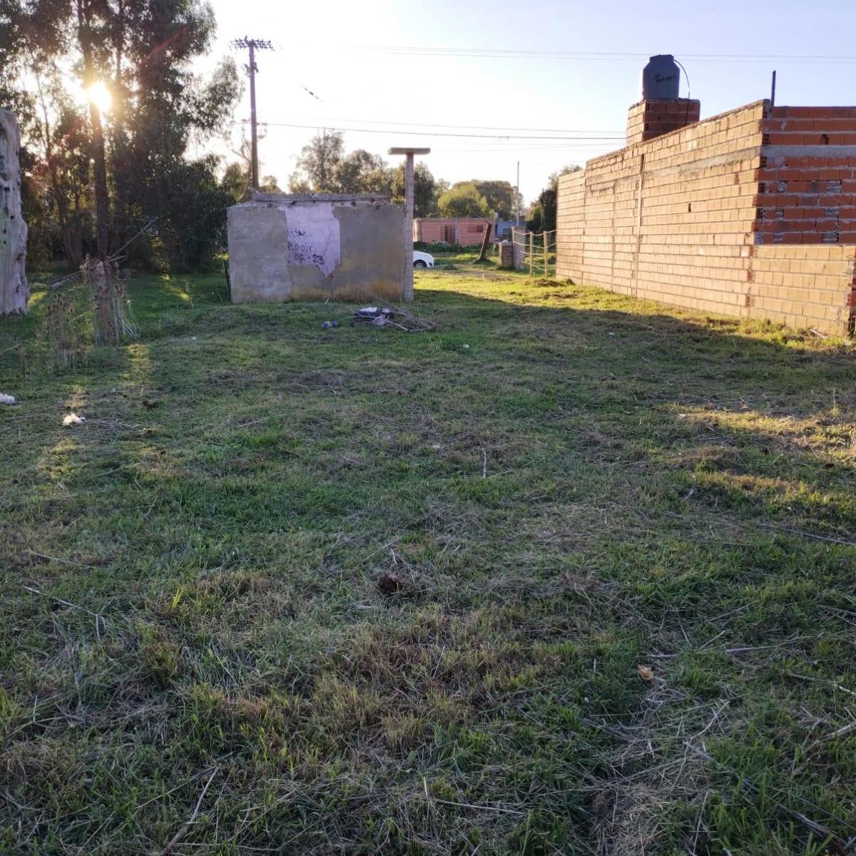 Vendo lote de 430 m² con pequeña construcción a demoler — Felix U Camet