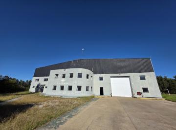 Depósito · 2200m² · Depósito de 2.200 m² Sup. Cubierta en Venta en Parque Industrial Campana