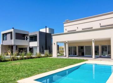 Casa · 160m² · 5 Ambientes · 4 Cocheras · Casa en Araucarias