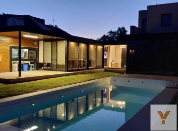 Casa · 250m² · 4 Ambientes · 2 Cocheras · Casa en Venta - 3 Dorm. 4 Baños - Cocheras - 460 m² - Mar del Plata