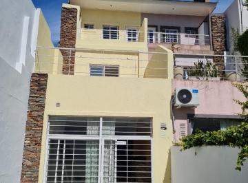 Casa · 130m² · 4 Ambientes · 1 Cochera · Casa - Florida Oeste