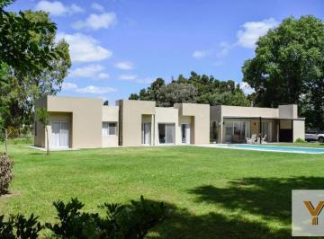 Casa · 294m² · 7 Ambientes · Casa en Venta - 5 Dorm. 4 Baños - Chascomús