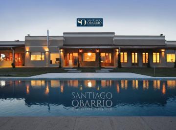 Casa · 600m² · 5 Ambientes · Lindísima Casa en Venta de 600 m² Construidos en El Argentino Farm Club de Luján