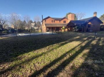 Casa · 1600m² · 6 Ambientes · 2 Cocheras · Hermosa Casa en Dos Lotes en Pilar del Lago