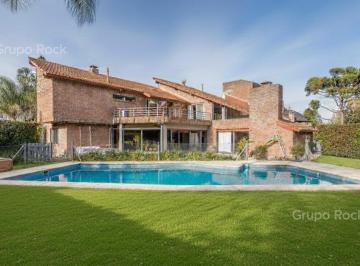Casa · 1300m² · 10 Ambientes · 4 Cocheras · Casa - Campo Chico